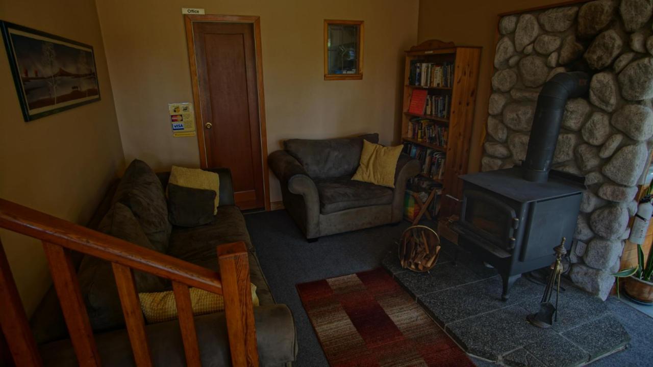 Up The Creek Backpacker'S Lodge Roberts Creek Exterior foto